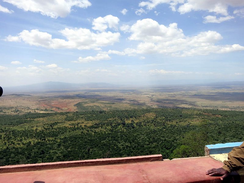 day08IMG_0788.jpg - We climb the wall of the Great Rift on our way back to Nairobi.